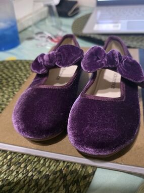 Girls Velvet Bow Mary Jane Dress Shoes - Deep Purple Size 8 Used